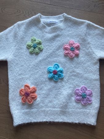 Strickpullover mit Blumen