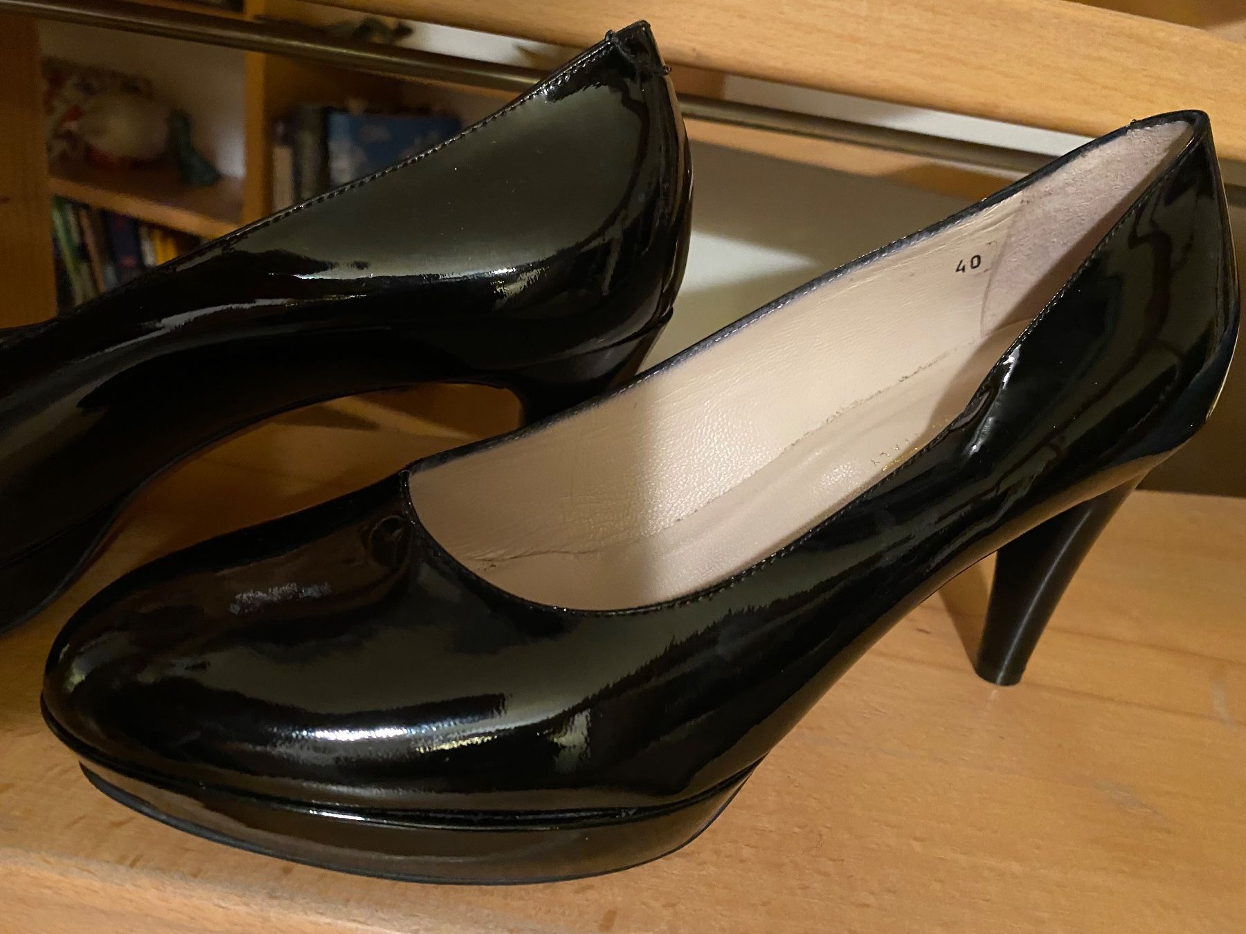 Scarpe da donna: Lackleder Damenschuh Grösse 40 – Usato da Russikon venduto da Honolulu-2019 3