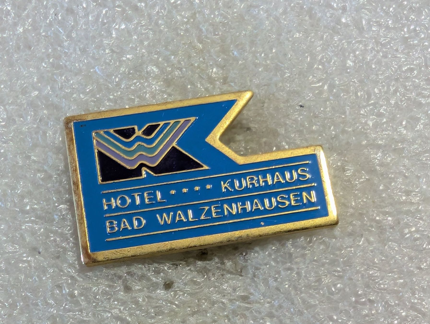 Plaketten & Abzeichen: Ansteckpin 117: Hotel Kurhausen – Gebraucht aus Oppligen von Pin-Fall-Shop