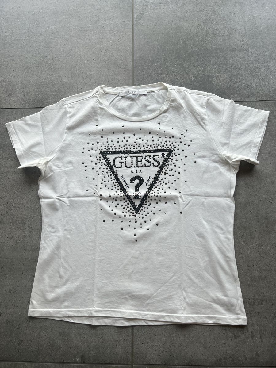 Guess T-Shirts: Guess white t-shirt - Size M – Neu (gemäss Beschreibung) aus Cama von UnleashdByAna