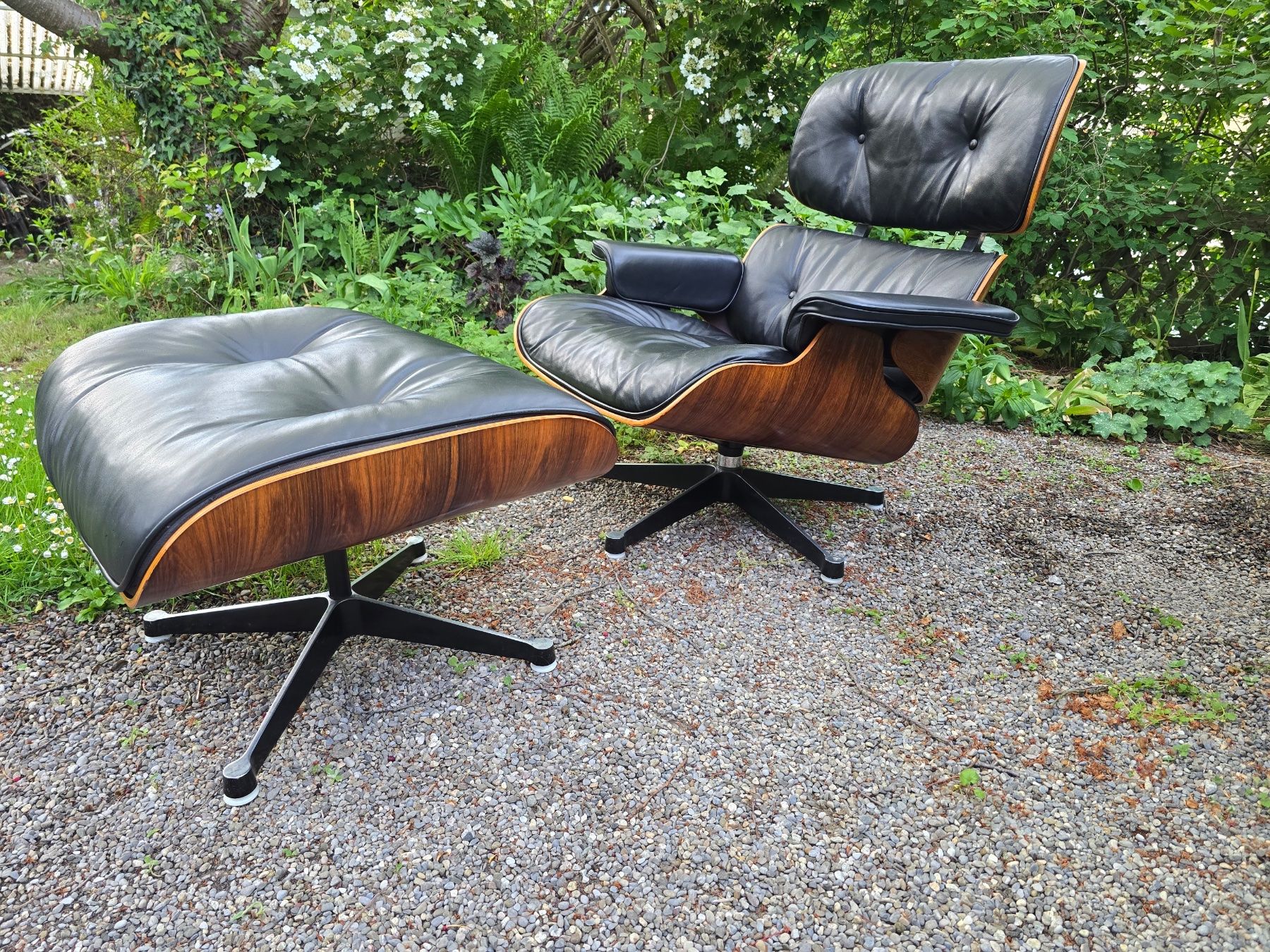 Herman Miller Poltrone: Original Miller / Eames Lounge Chair inkl Ottoman – Usato da Bern venduto da Aulit