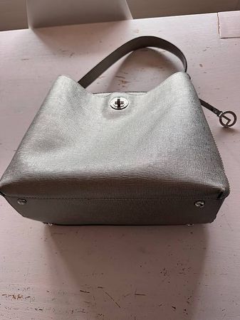 Handtasche der Marke L.Credi in silber