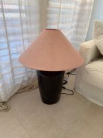 Keramik Tischlampe schwarz mit rosa Schirm aus Leinen