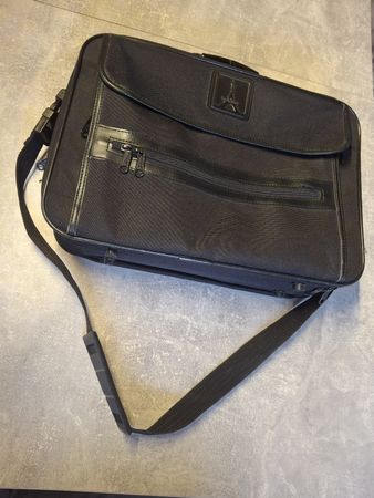 Sacoche Travelpro noire dimensions 43cm x 30cm x 12cm