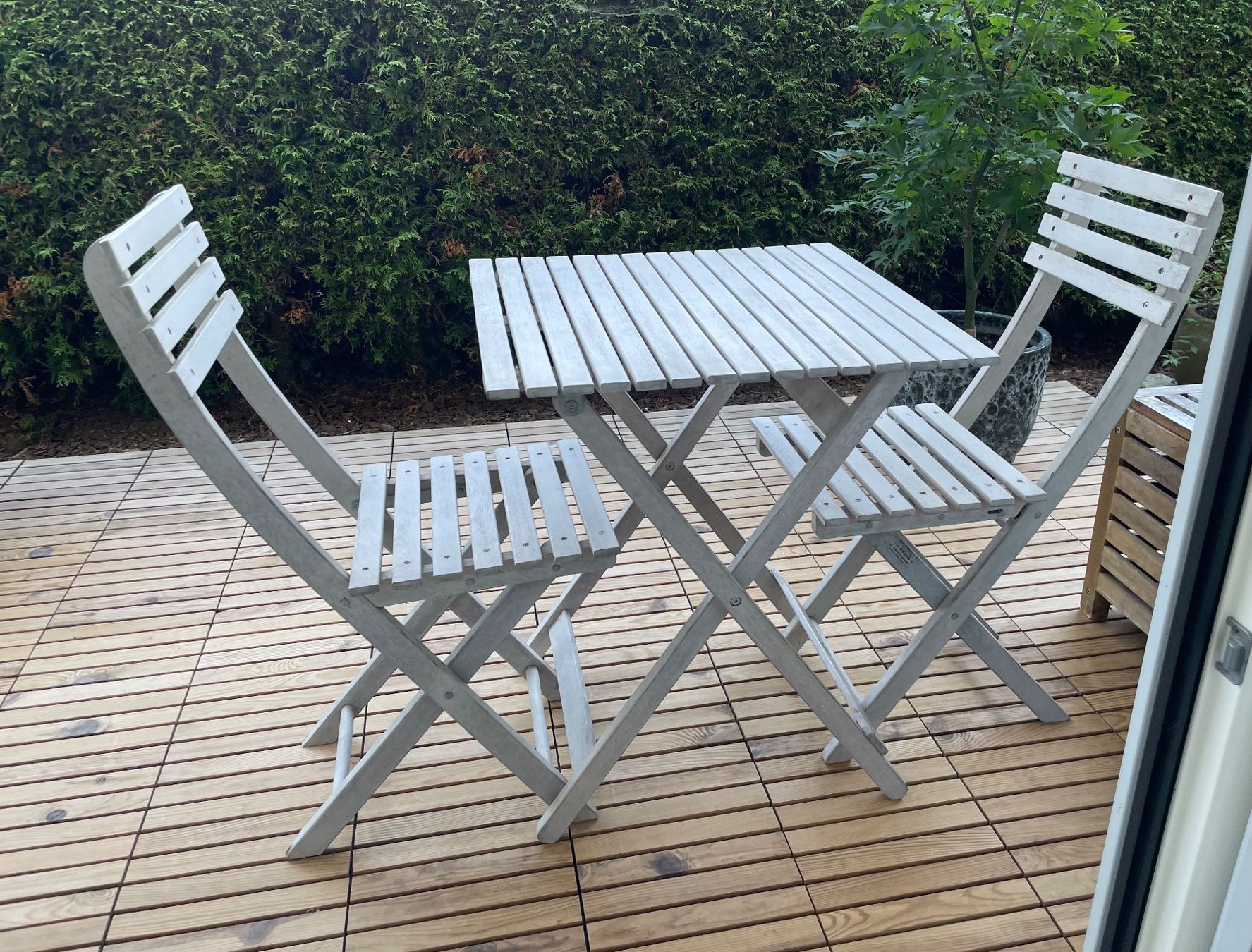 Tischset: Gartentisch oder Balkon mit 2 Stühlen Holz – Gebraucht aus Winterthur von seamaster1