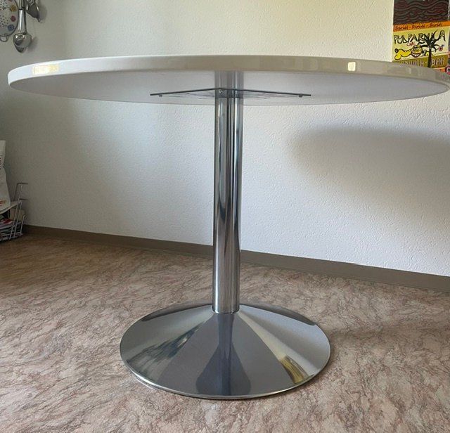 Interio Tavoli: Runder Tisch weiss mit Metallfuss – Usato da Bern venduto da Melasse33 1