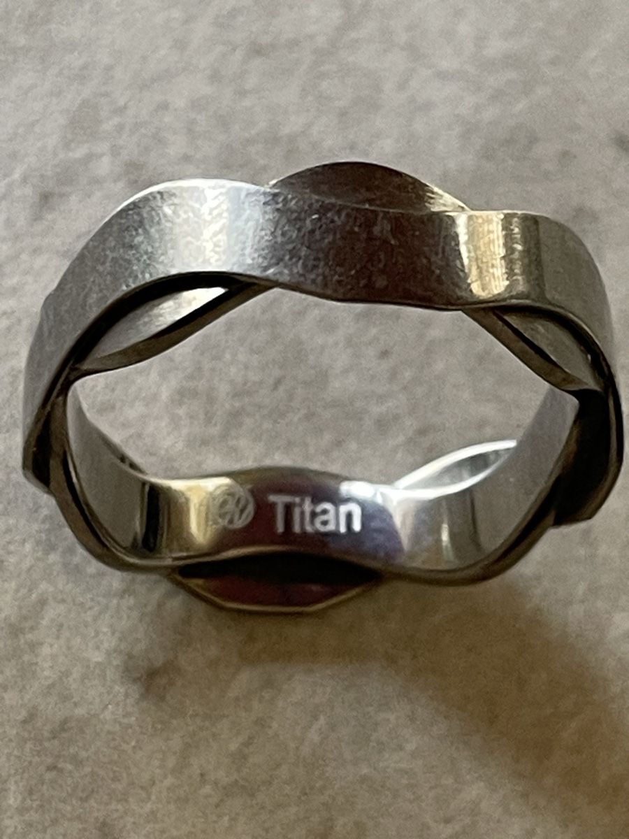 Ringe: Dünner Wellenring Titan – Gebraucht aus Flawil von Naphtali