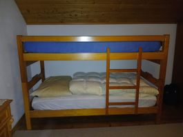 Massives Etagenbett aus Kiefernholz
