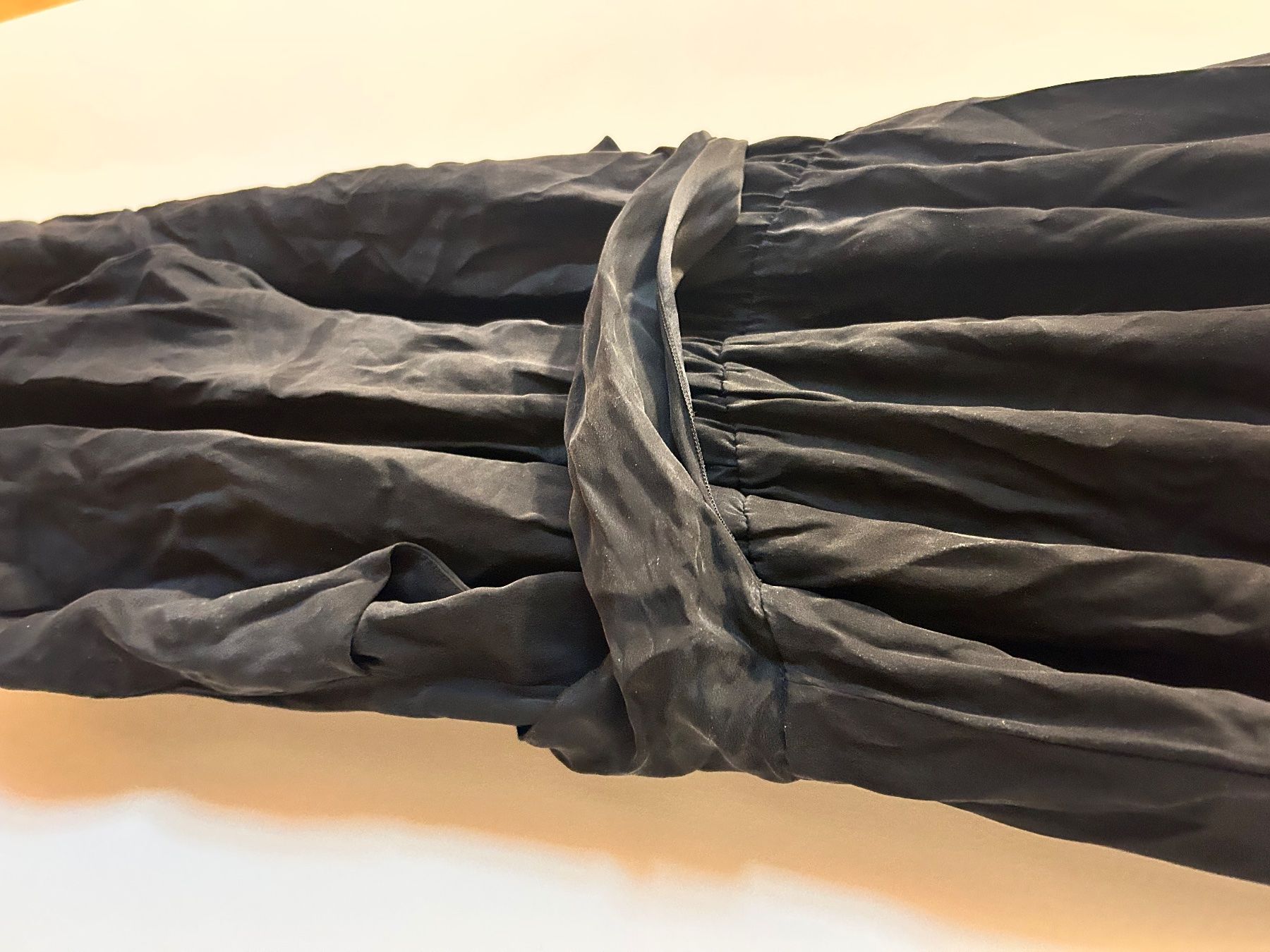Tute: Schwarzer seidenoverall mit Bindegurt und Gummizug gebraucht – Usato da Luterbach venduto da time11