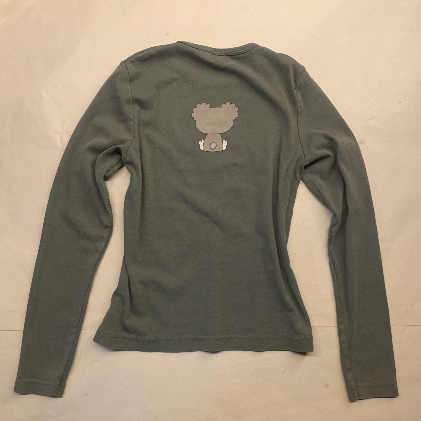 Maglioni & Felpe: Koala-Langarmshirt in Khaki – Usato da Chalais venduto da Decoarts.art 3