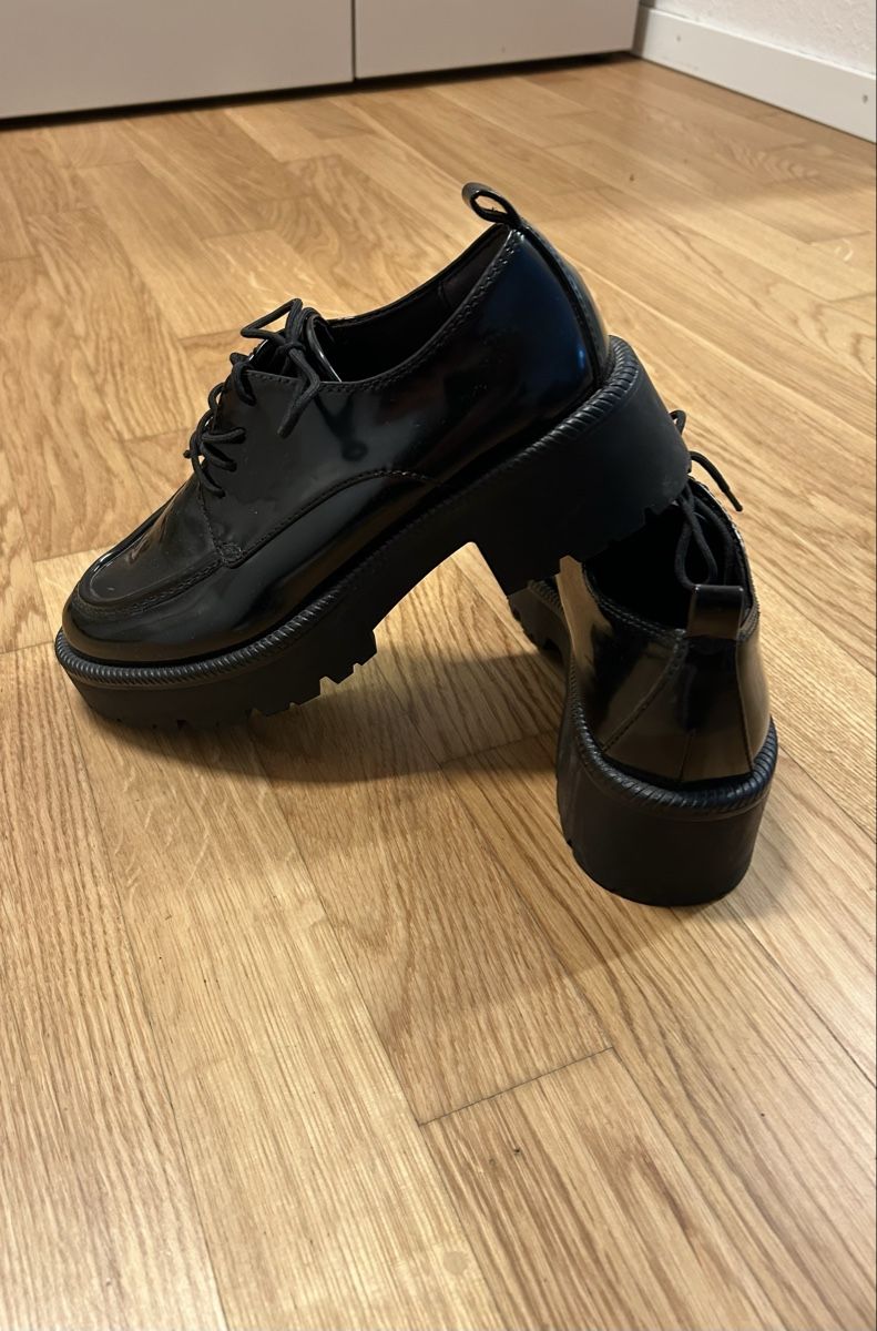Tamaris Damenschuhe: lack schuhe schwarz – Gebraucht aus Ennetbaden von car_b67l 1