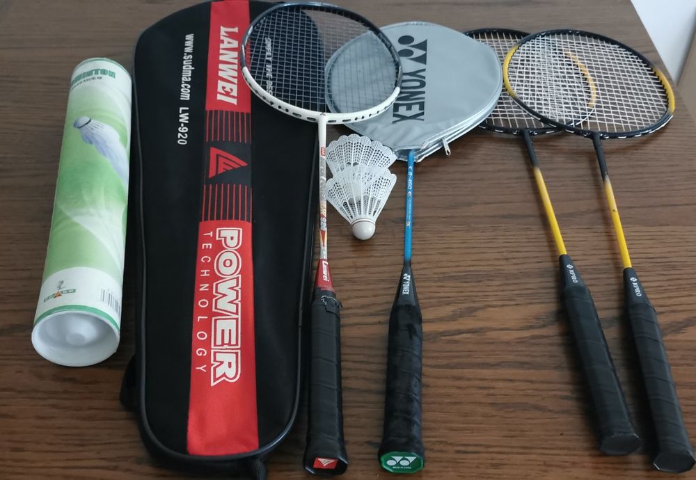 Badmintonschlägerset Marken 4 Schläger und 12 Badminton. (Gebraucht) in ...