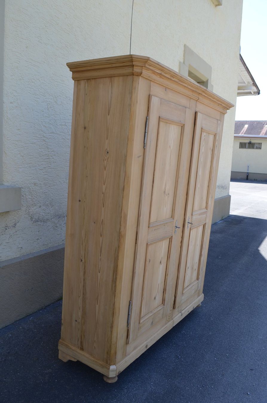 Schränke: 2 Türiger Schrank Restaurierter 2 Teilig – Gebraucht aus Wil SG von Athi 1