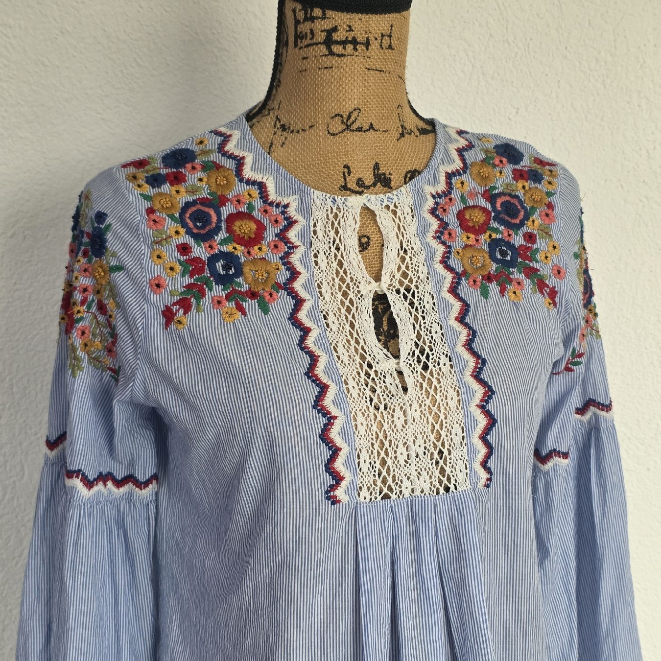 Zara Camicette: Zara Basic Bluse, Gr. M, blau gestreift, Blumenstickerei – Nuovo (secondo la descrizione) da Rheinsulz venduto da Gilea 2