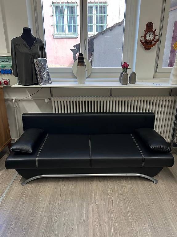 Sofas: Schlafsofa schwarz Leder klappbar – Gebraucht aus Schaffhausen von Galleria13_Brocki_SH