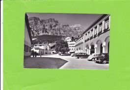 Dorfplatz in Leukerbad--Oldtimer