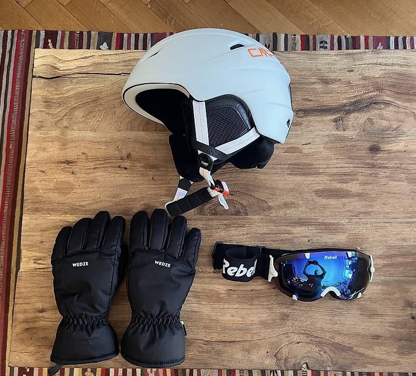 Caschi: Ensemble de ski complet  Casque, masque et gants – Usato da Genève venduto da Stretton 3