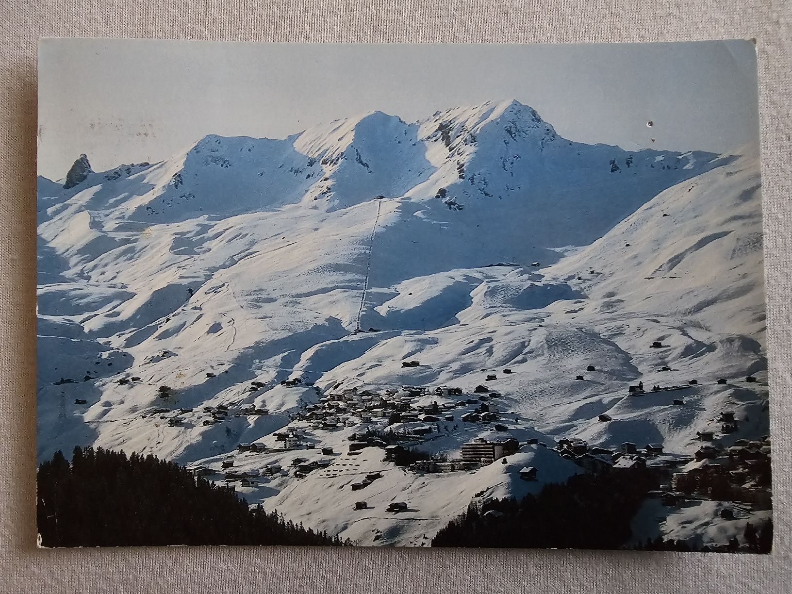 Ansichtskarten: Ansichtskarte Arosa mit Skigebiet 29.12.1984 – Gebraucht aus Bütschwil von Taranabo