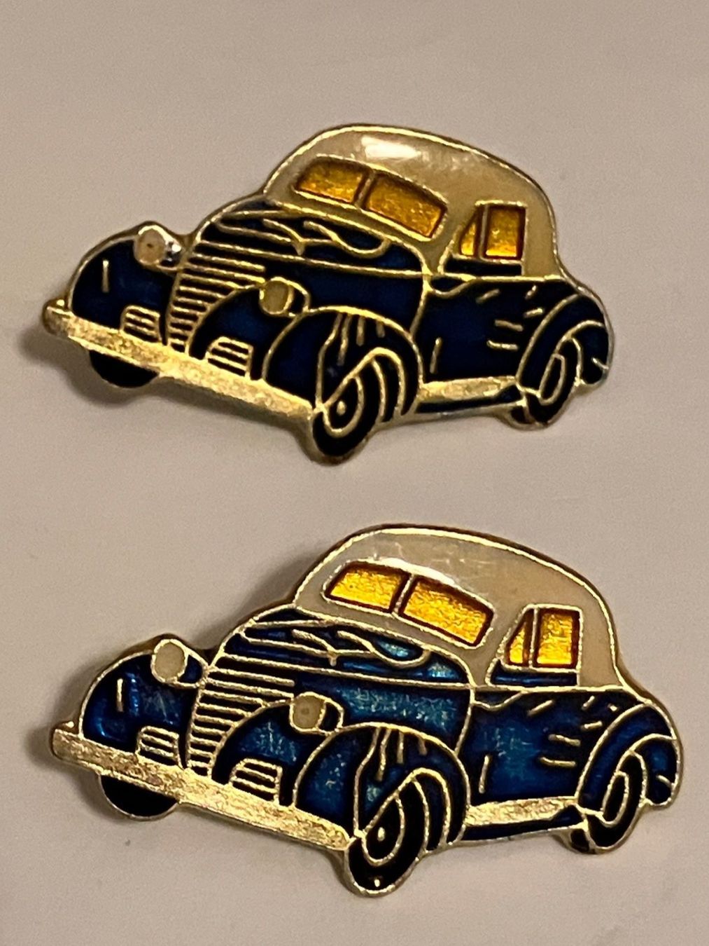 Plaketten & Abzeichen: 2 Pin Chevrolet Oldtimer (schwarz und blau) – Gebraucht aus Basel von djwwpp