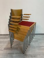 Stapelstuhl von Horgenglarus mit roter Sitzfläche