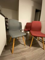 4er Set Stühle mit grauem/roten Stoffbezug und Holzbeinen