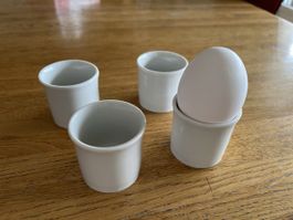 4 Eierbecher aus Porzellan, weiss, zeitlos, neuwertig