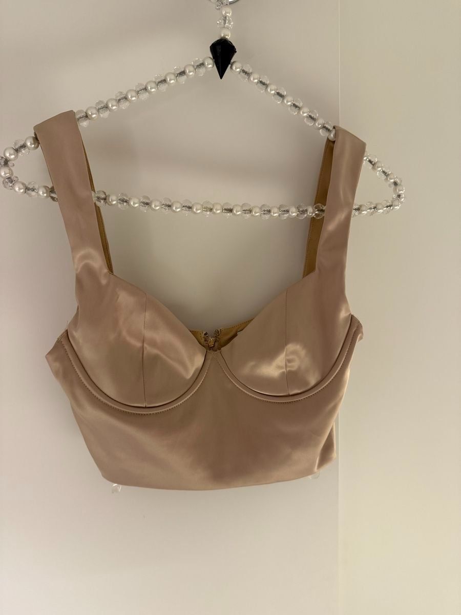 Top: Fashion Nova Satin Top – Nuovo (secondo la descrizione) da Domat/Ems venduto da Lorand_