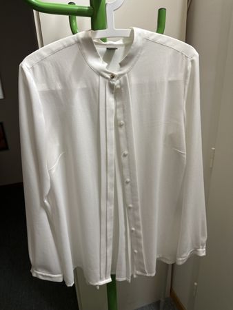 Damen Bluse weiss mit Stehkragen und Falten am Rücken