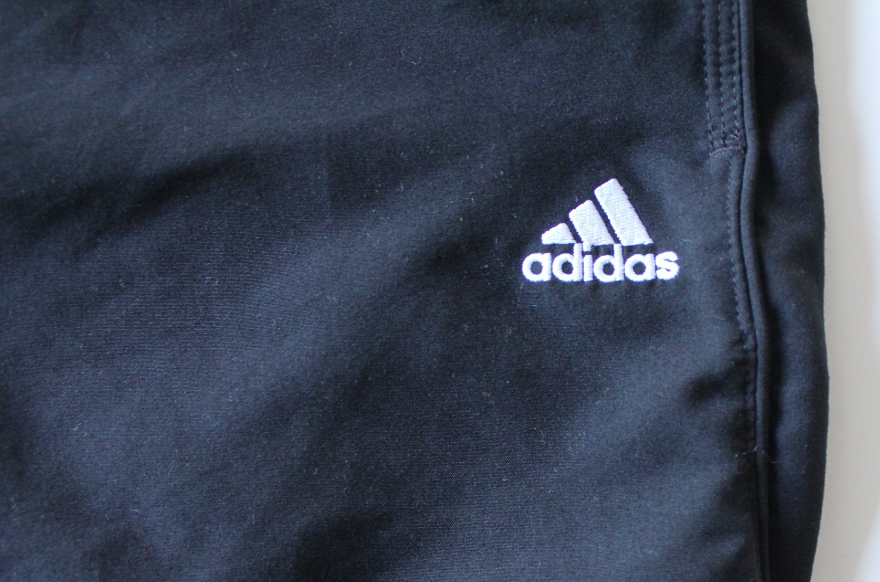 Adidas Pantaloni: Shorts Adidas noir t. L – Usato da Peseux venduto da Gilloss 1