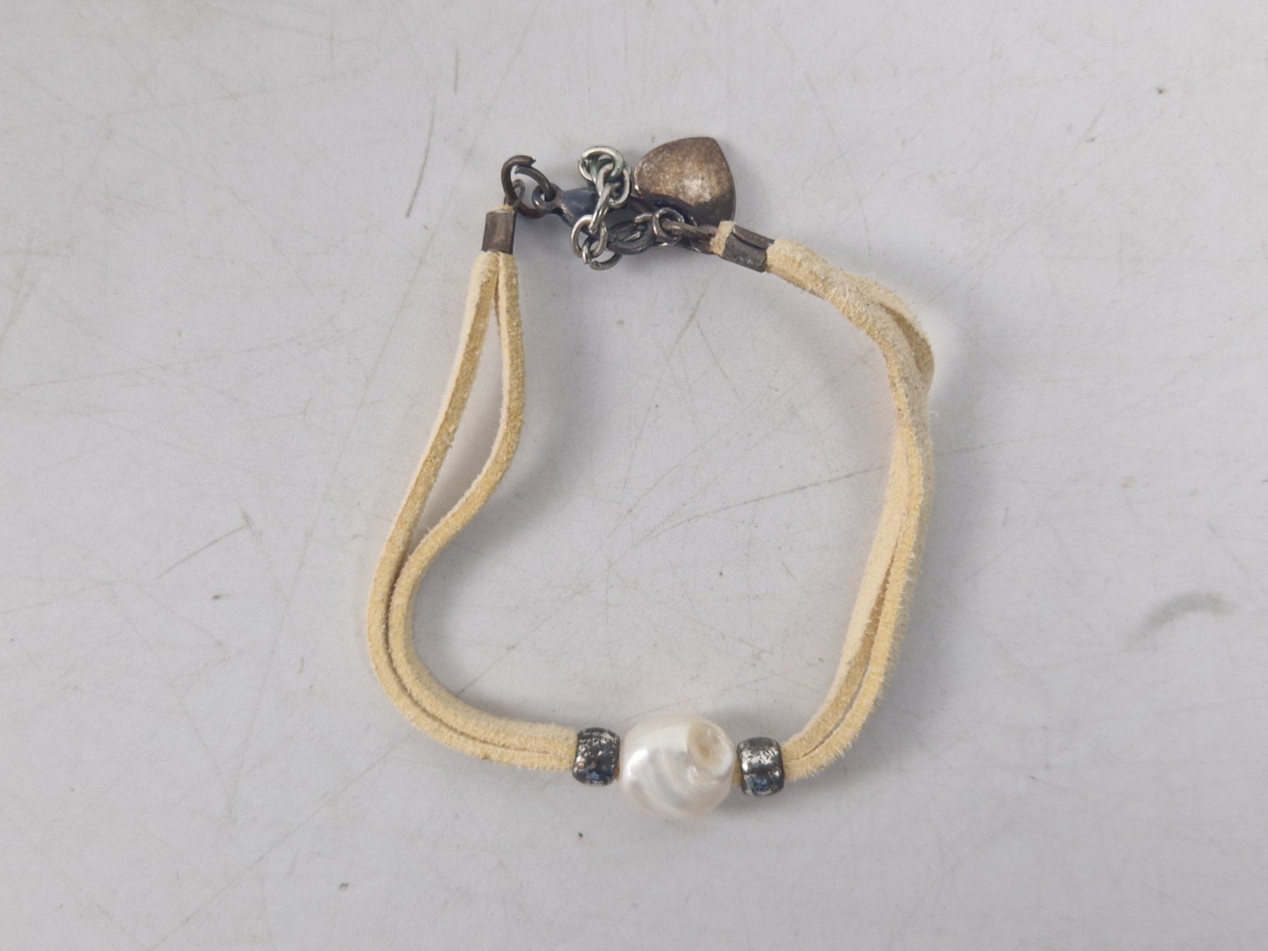 Armbänder & -reifen: Armband mit grosser weisser Kunststoffperle – Gebraucht aus Muhen von Restwert_Muhen