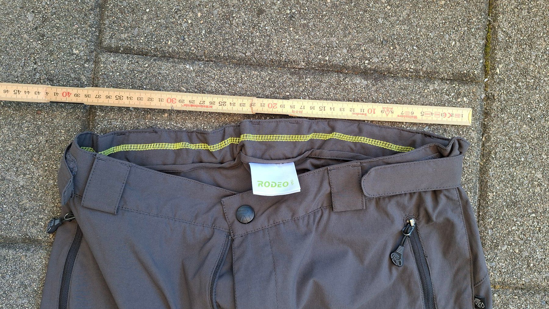 Pantaloni: Wanderhosen / Trekkinghosen – Usato da Küssnacht am Rigi venduto da AutoVilla 1