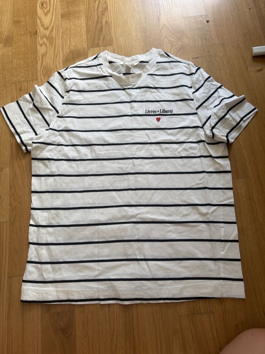 H&M T-shirts: T-Shirt noir et blanc H&M – D'occasion à Le Locle par Mayd_h