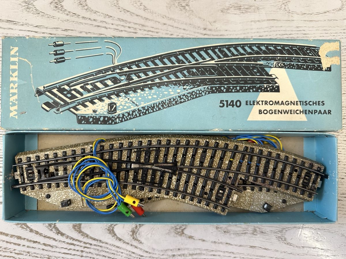Märklin Modellini di ferrovie: Märklin 5140 Elektomagnetisches Bogenweichenpaar – Usato da Lupsingen venduto da New-Haven