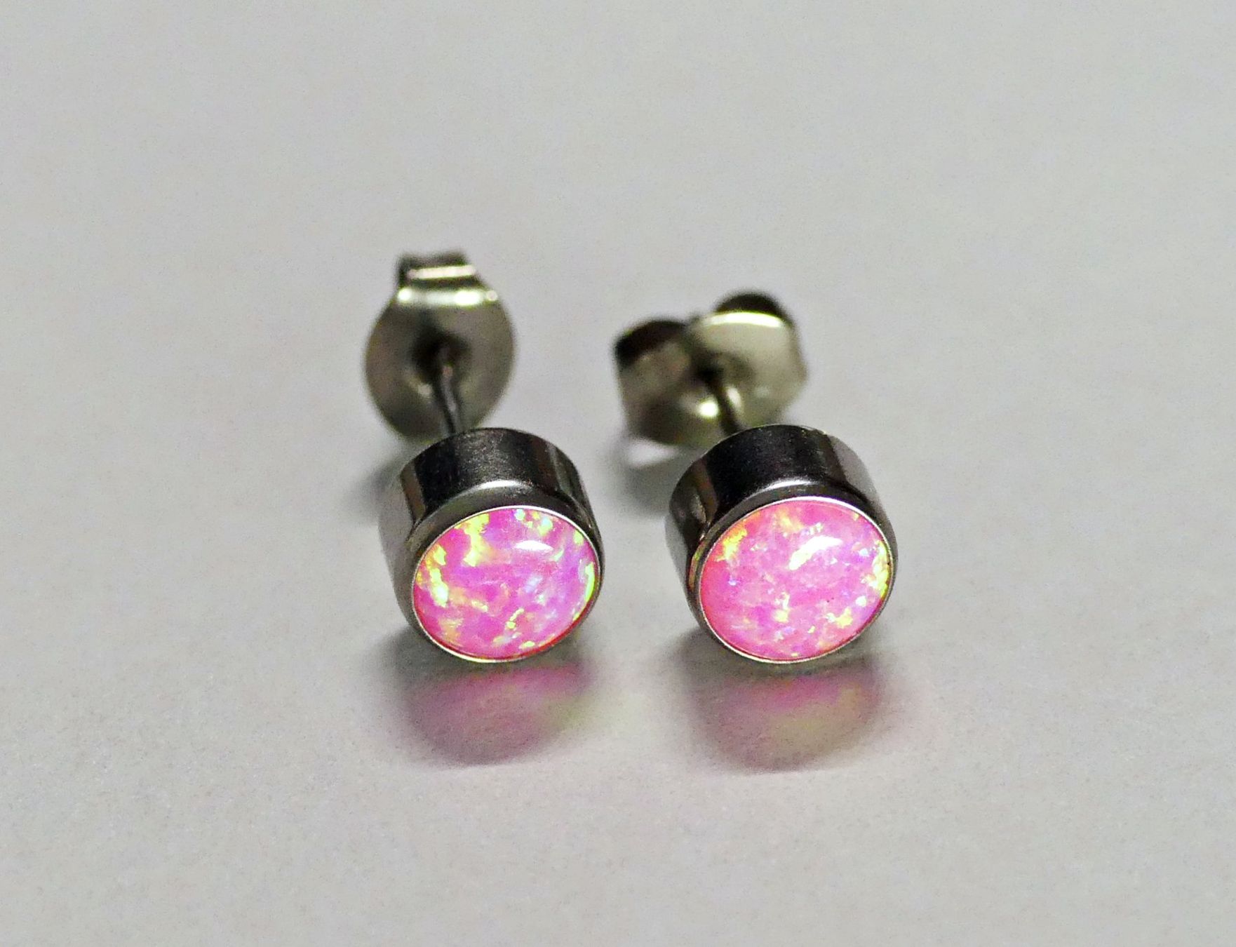 Orecchini pendenti & Orecchini a lobo: Ohrstecker aus Titanium mit Opal – Nuovo e nell'imballaggio originale da Matten b. Interlaken venduto da kero71 6