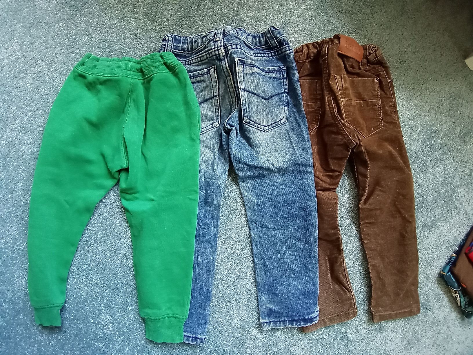 Pantalons: 3 Hosen Gr. 104 – D'occasion à Winterthur par voan 1