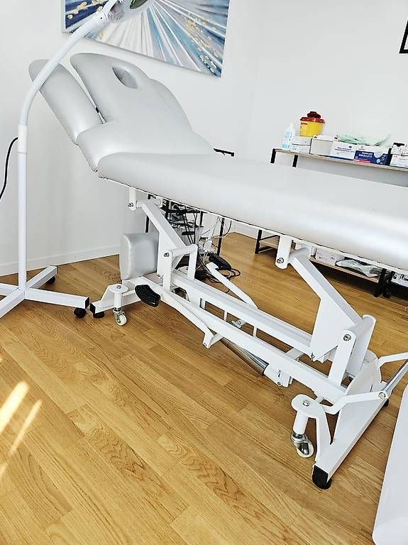 Lettini & sedie per cosmetici: Behandlungsliege – Usato da Niederuzwil venduto da Liberatopixel