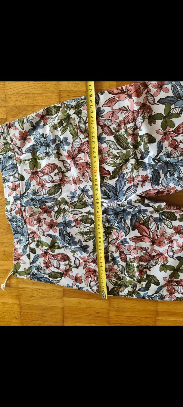 Pantalons: Damen Hose Blumenmuster Grösse 38 neu – Neuf (Voir description) à Emmenbrücke par gatasalvache 4