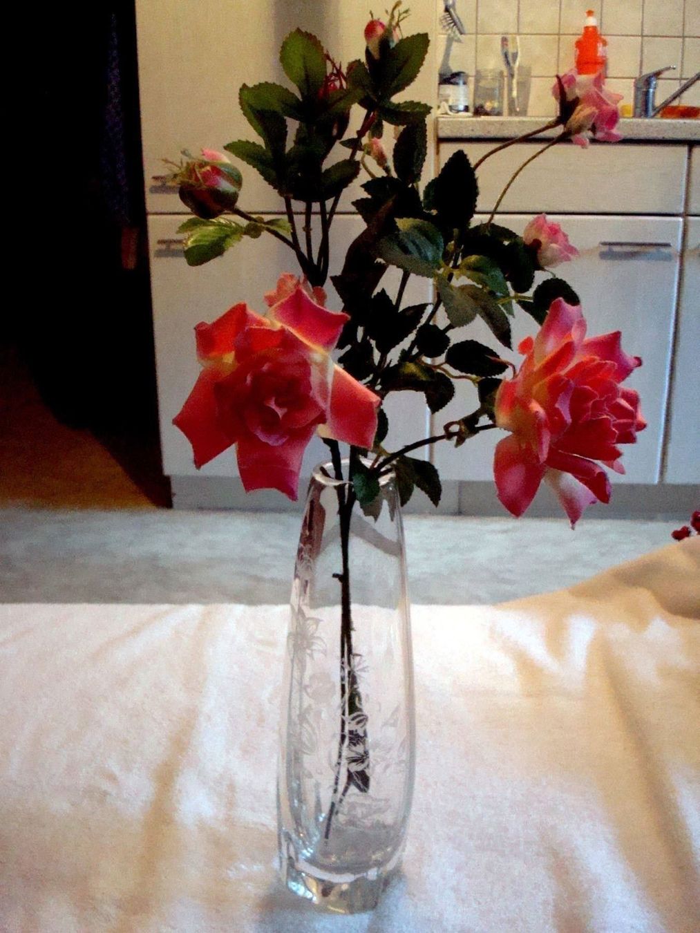 Vasen & Gefässe: Kristallglas Vase, Blumenmotiv geritzt – Neu (gemäss Beschreibung) aus Ueberstorf von dinbau