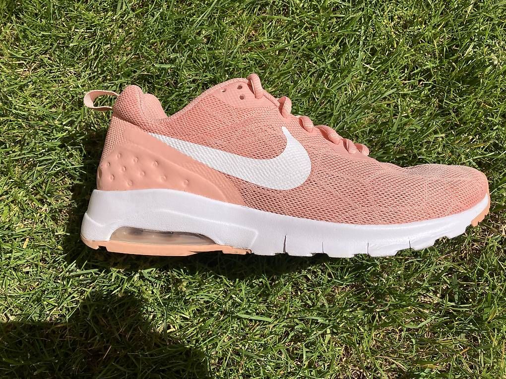Herrenschuhe: Nike Air Max Motion Gr. 4,5 lachs-weiss – Gebraucht aus Lyss von stubenwagen 1
