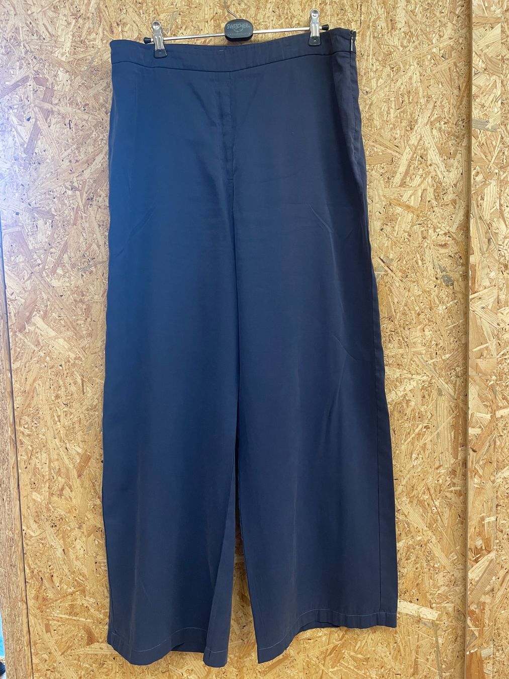 Mango Hosen: MANGO Pantalon bleu T 44 – Gebraucht aus Lausanne von PlusValue_Lausanne