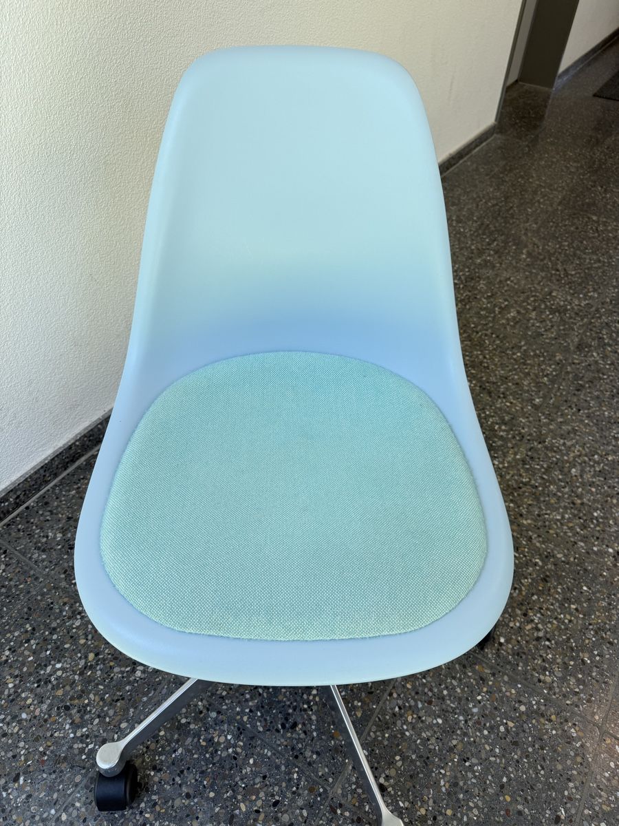 Eames Chaises: Eames Plastic Side Chai Bürostuhl  mit Sitzpolster – D'occasion à Adliswil par JaneSilver 3
