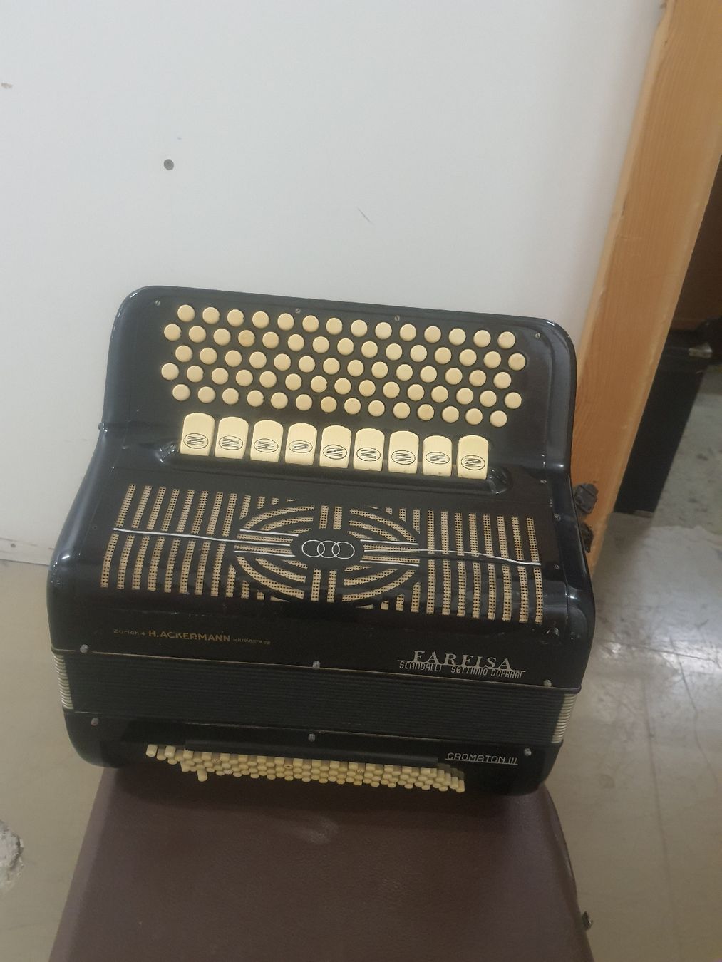 Strumenti musicali: accordéon Farfisa chromatique avec coffre  – Usato da Pont-de-la-Morge venduto da Mirabelle0 1