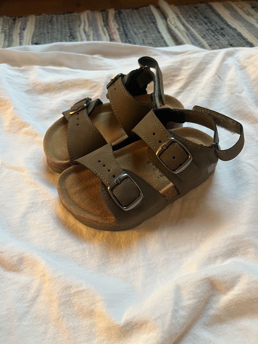 Schuhe für Jungen: Kinder Sandalen Grösse 22 braun NEU – Neu und originalverpackt aus Ennenda von fio_cc8z