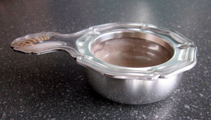 Sigg Elettrodomestici da cucina: SIGG Teebeutelhalter/Teesieb, Tropfschale, Metall versilbert – Usato da Bischofszell venduto da raika 2