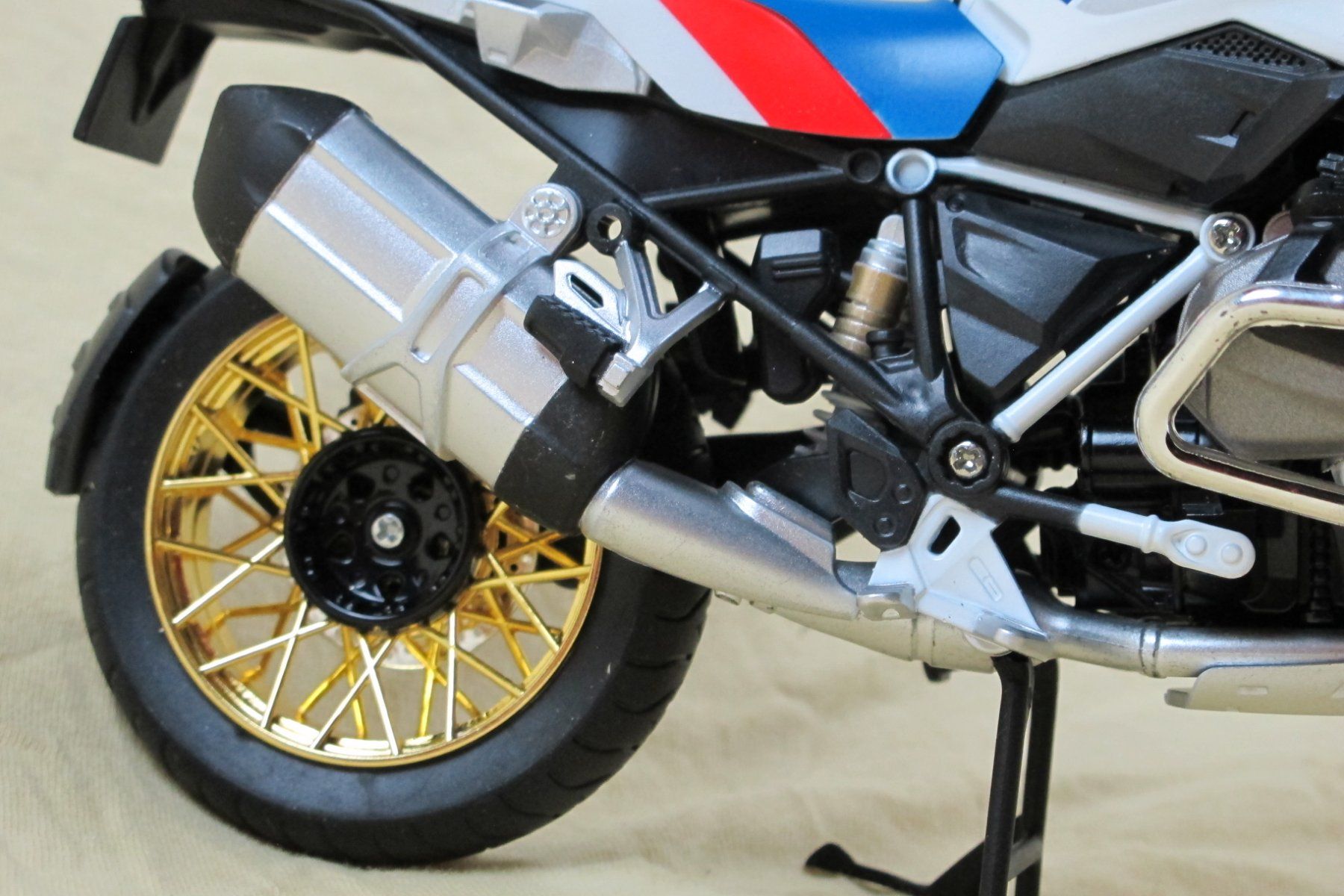 BMW Modellini d'auto: BMW R1250GS mit Köffer 1:9 Modell – Usato da Escholzmatt venduto da Rebikeling6182Ematt 4