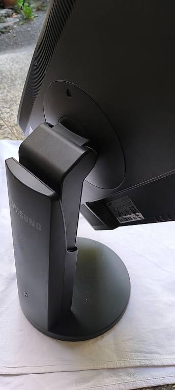 Monitor: Monitor LCD 23" Samsung – Usato da Curio venduto da myRicardo01 2