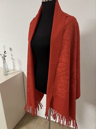 Roter Winter Schal mit Fransen, kuschelig warm für Damen.