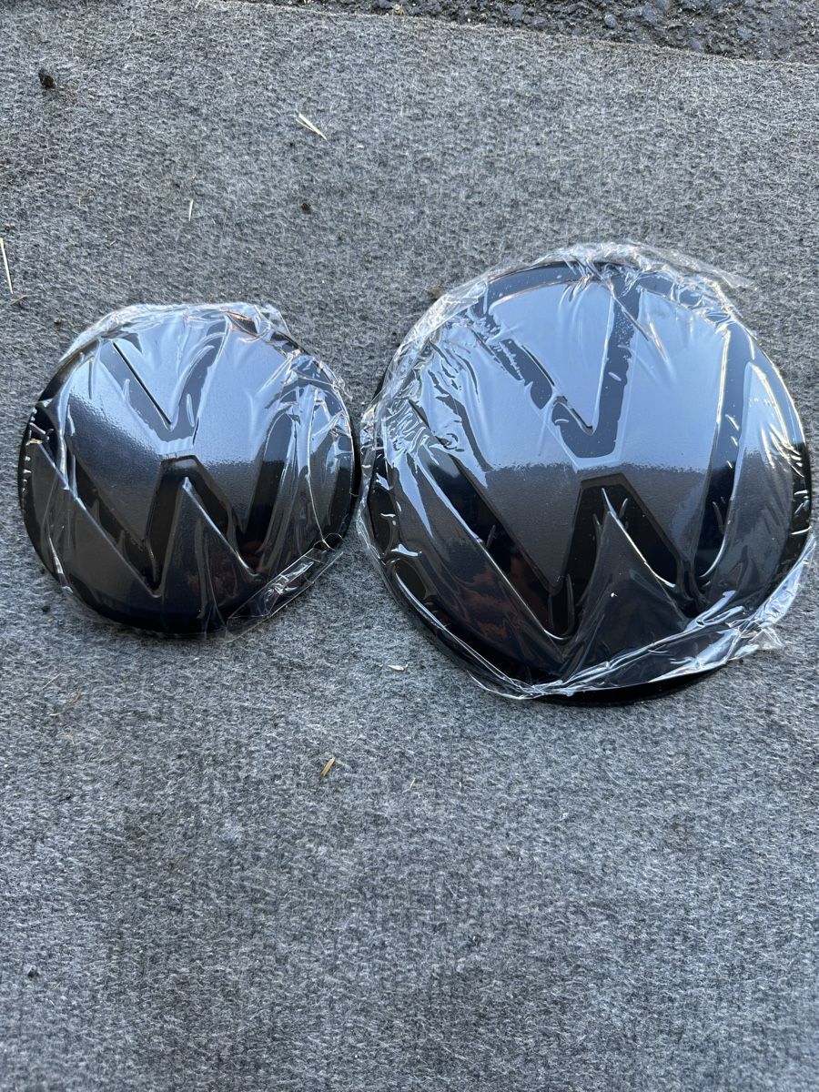 VW Tutti pezzi di ricambio auto: NEU VW Logo schwarz – Nuovo e nell'imballaggio originale da Lengnau AG venduto da Golf_2
