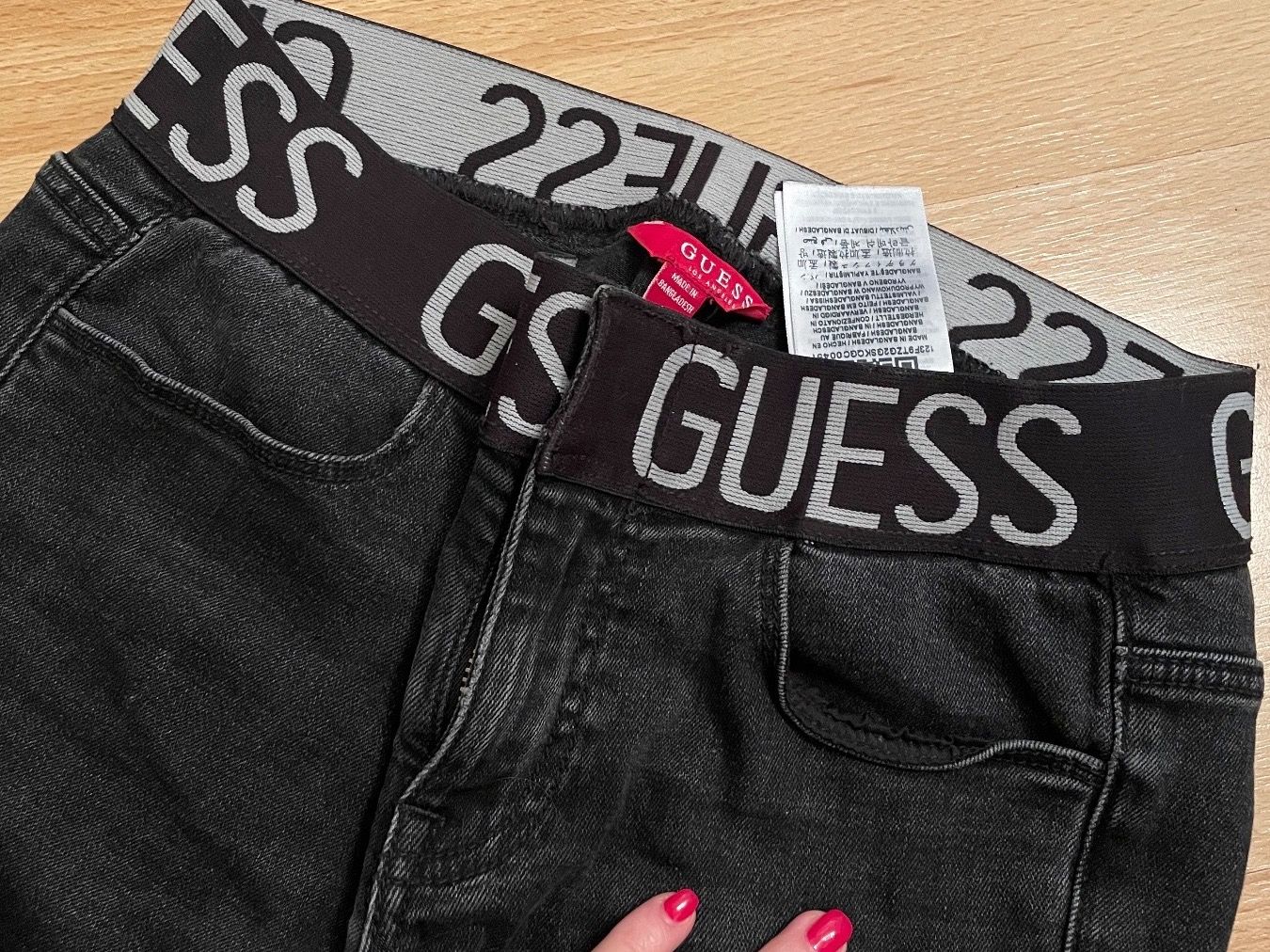 Guess Jeans: Guess schwarze Damenjeans – Usato da Gossau ZH venduto da SistersBeauty 1