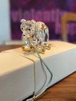 Swarovski Crystal Memories Teddybär auf Rädern (253 447)